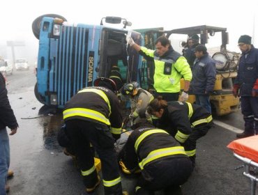 Camión volcó en la Ruta 5 Sur bloqueando la carretera a la altura de Chimbarongo