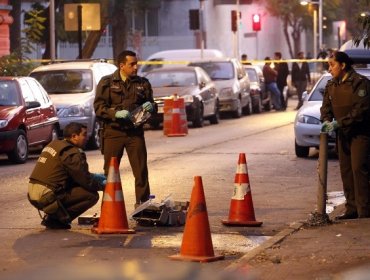 Desconocidos lanzan 4 bombas molotov a comisaría en Santiago