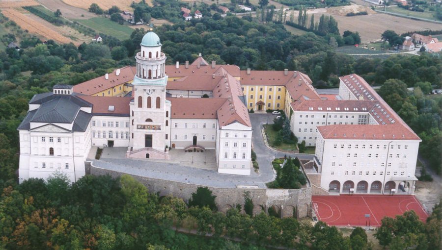 Escándalo sexual sacude a un prestigioso liceo benedictino de Hungría