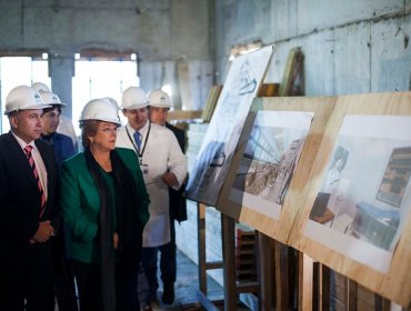 Presidenta recorrió obras del hospital de Lanco y dijo que estará listo en 2017