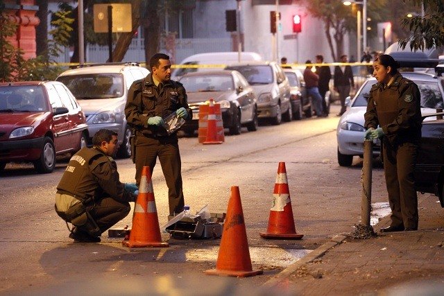 Desconocidos lanzan 4 bombas molotov a comisaría en Santiago