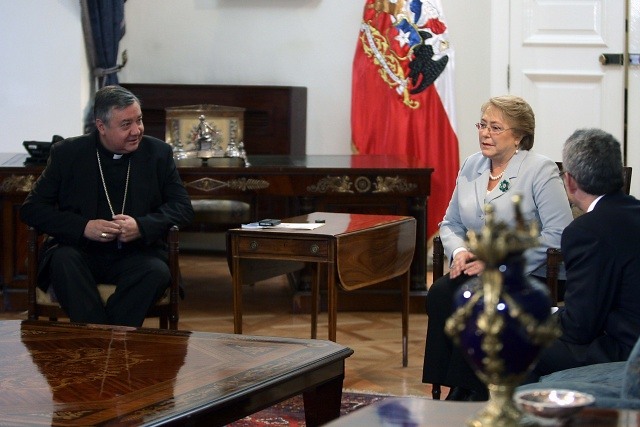Presidenta Bachelet se reúne con Comisión Organizadora para la visita del Papa a Chile