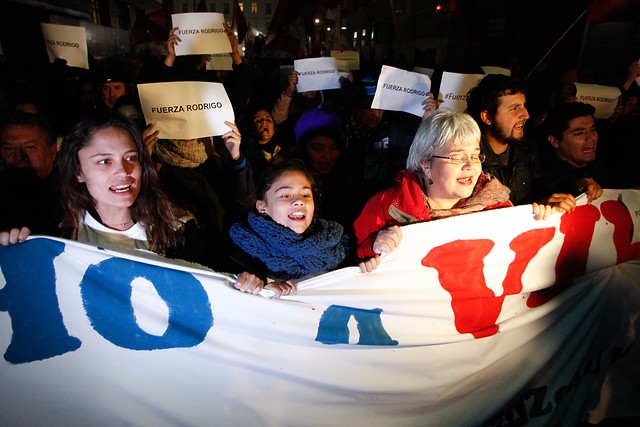 Padres, hermana e hija de Rodrigo Avilés encabezan marchas en Santiago y Valparaíso