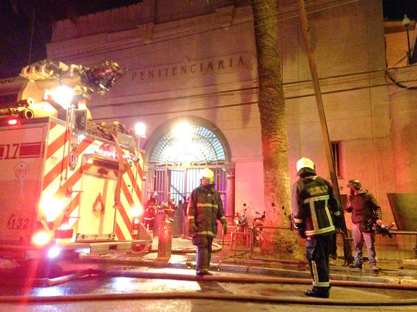Riña provoca amago de incendio en la ex Penitenciaría de Santiago