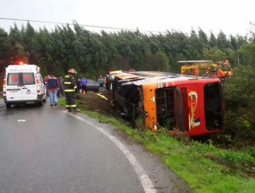 Volcamiento de bus deja al menos 20 heridos en Ruta 5 Sur