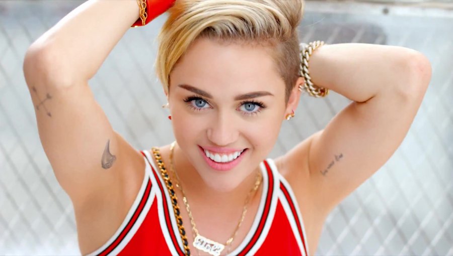 Miley Cyrus burla la seguridad de instagram y muestra su pecho desnudo