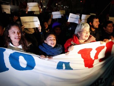 Padres, hermana e hija de Rodrigo Avilés encabezan marchas en Santiago y Valparaíso