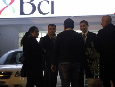 Delincuentes queman vehículo y se llevan más de $500 millones de sucursal del BCI