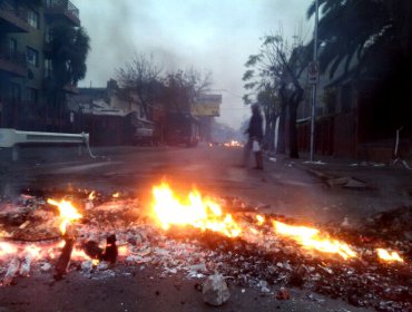 Barricadas en el centro de Santiago en la previa a manifestaciones estudiantiles