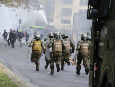 Manifestantes saquean farmacia y civil amenaza con su arma a secundarios