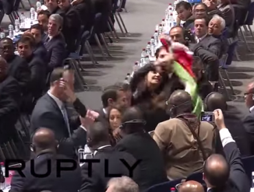 Video: Mujeres sacan tarjeta roja a Blatter durante Congreso