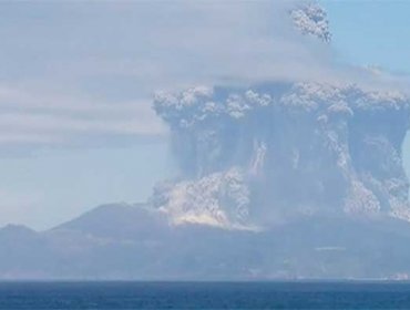 Evacúan isla al sur de Japón por erupción de volcán Shindake