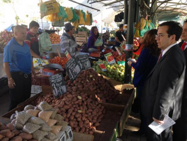 Ministro Céspedes difundió en feria libre proyecto de fortalecimiento del Sernac