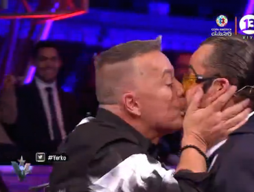 Willy Geisse le roba beso a Yerko Puchento