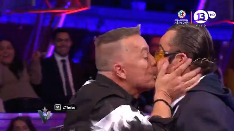 Willy Geisse le roba beso a Yerko Puchento
