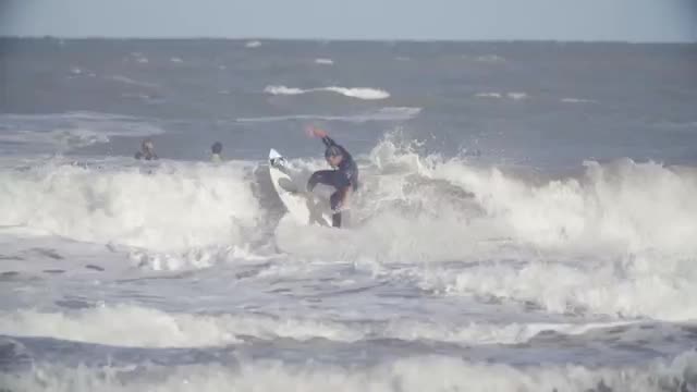 Video: El emocionante gesto del campeón argentino de surf