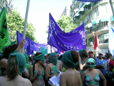 Centenares de mujeres se manifiestan en Beirut contra la violencia machista