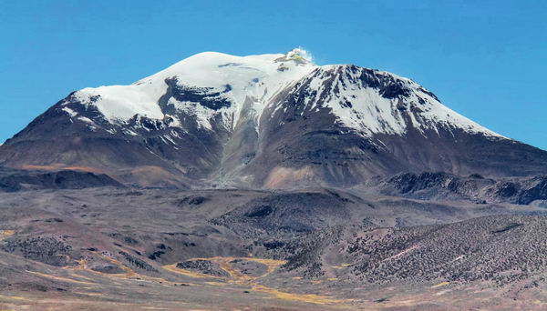 Declaran alerta temprana preventiva en Parinacota por volcán Guallatiri