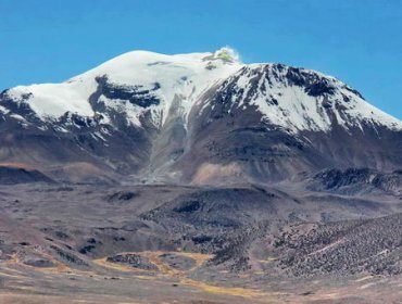 Declaran alerta temprana preventiva en Parinacota por volcán Guallatiri