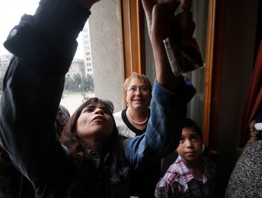 Presidenta Bachelet posa para "selfies" en el Dia del Patrimonio