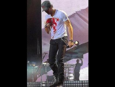 Enrique Iglesias sufre cortes en una mano durante espectáculo