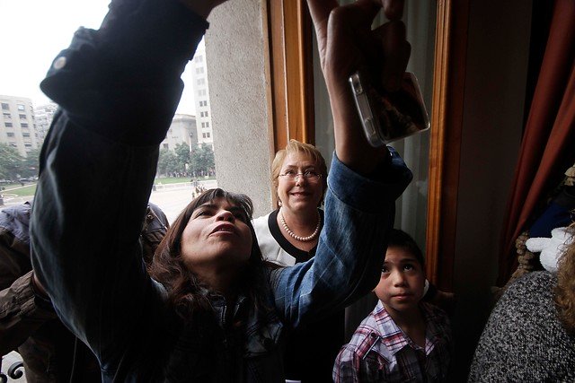 Presidenta Bachelet posa para "selfies" en el Dia del Patrimonio