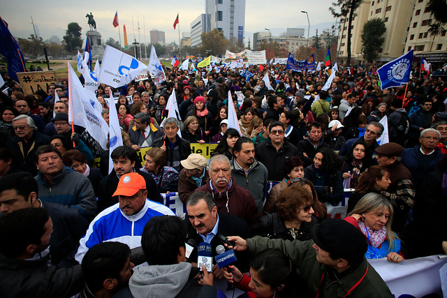 Revisa la galería de la masiva marcha de profesores a través de la Alameda