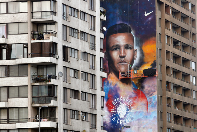 Mural de Alexis Sánchez sorprende a santiaguinos