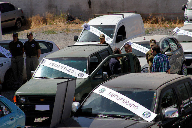 Carabineros detiene a tres personas por robo de vehículos en La Florida