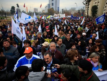 Revisa la galería de la masiva marcha de profesores a través de la Alameda