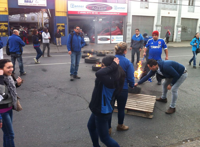 Miembros de la Fenats realizaron barricadas frente al Hospital Van Buren en Valparaíso