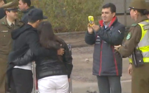 Video: El amable gesto de Alexis Sánchez con una hincha que burló la seguridad del aeropuerto