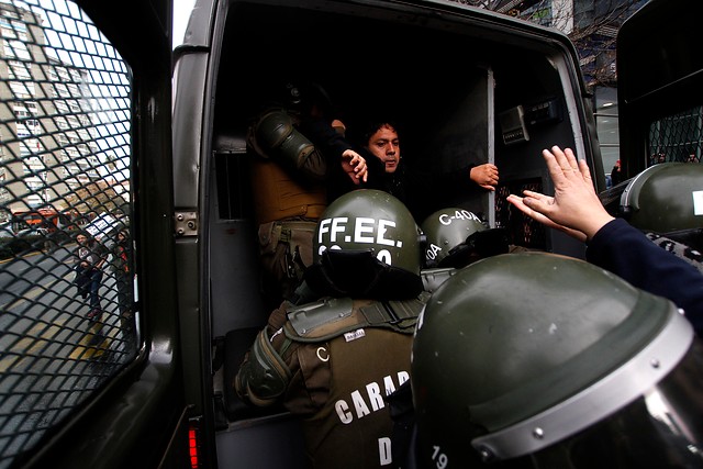 Marcha de profesores termina con dos detenidos en Santiago