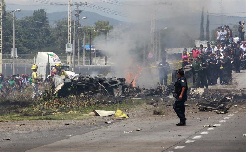 Mueren cinco personas al caer avioneta en autopista del centro de México