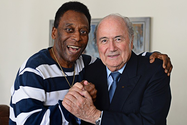 Romario critica y cataloga de vergonzoso apoyo de Pelé a reelección de Blatter