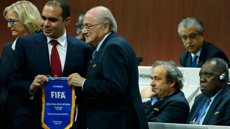 Príncipe jordano Al-Hussein considera que Blatter dio "paso correcto"