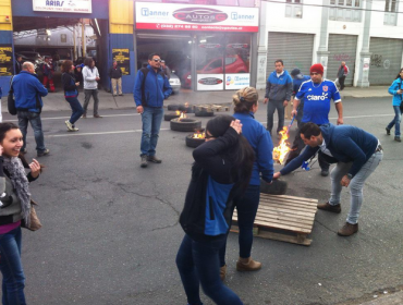 Miembros de la Fenats realizaron barricadas frente al Hospital Van Buren en Valparaíso