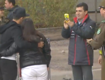 Video: El amable gesto de Alexis Sánchez con una hincha que burló la seguridad del aeropuerto