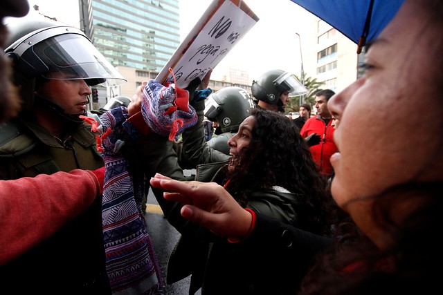 Alumnas y profesores del Liceo 7 de providencia protagonizan protesta que termina con detenidos