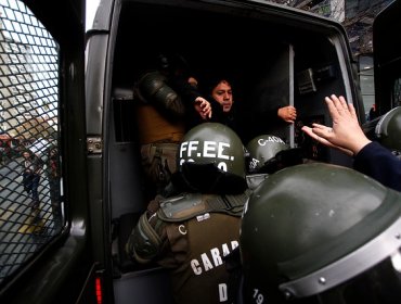 Marcha de profesores termina con dos detenidos en Santiago