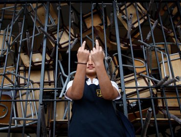 Alumnas del Liceo 4 de Niñas mantienen toma pese a posible desalojo