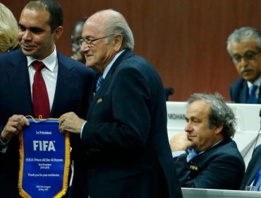 Príncipe jordano Al-Hussein considera que Blatter dio "paso correcto"