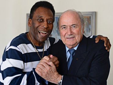 Romario critica y cataloga de vergonzoso apoyo de Pelé a reelección de Blatter