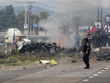 Mueren cinco personas al caer avioneta en autopista del centro de México