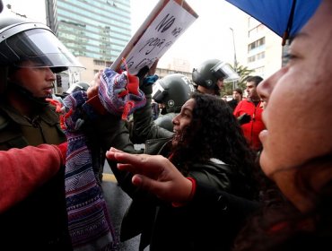 Alumnas y profesores del Liceo 7 de providencia protagonizan protesta que termina con detenidos