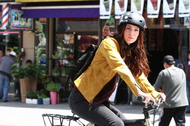 Megan Fox vuelve locos a seguidores con sensual atuendo de colegiala