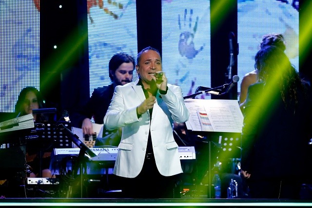 Luis Jara hace ritual de magia blanca en vivo