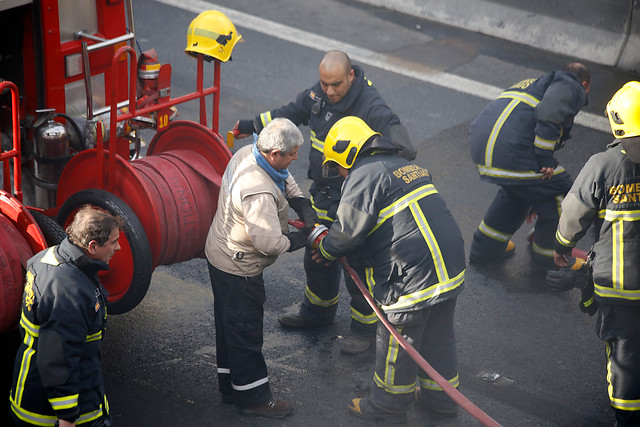 Indigente provocó incendio en Ruta 5 que paralizó al Metro