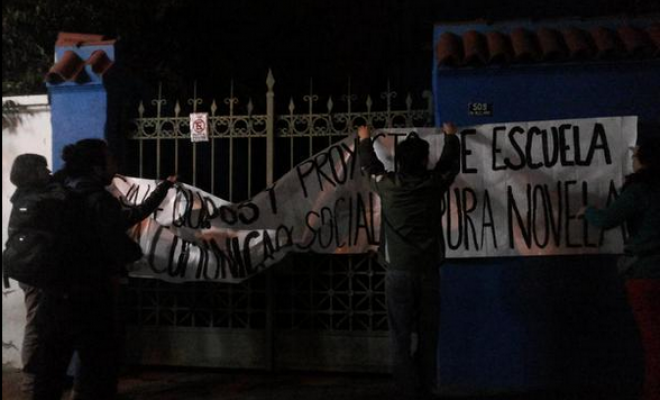 Estudiantes realizan protesta en la radio Universidad de Chile