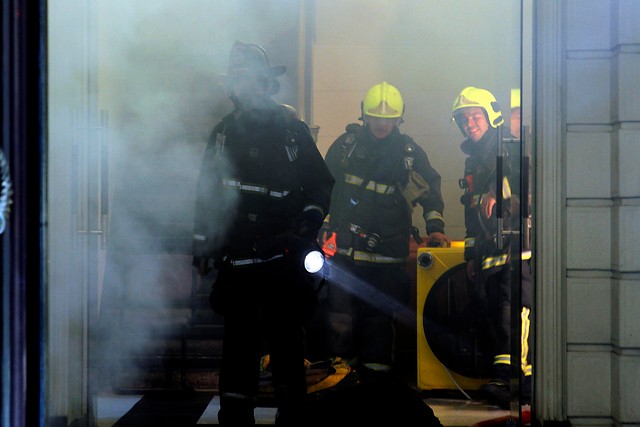 Incendio afecta a sucursal de BancoEstado en Santiago